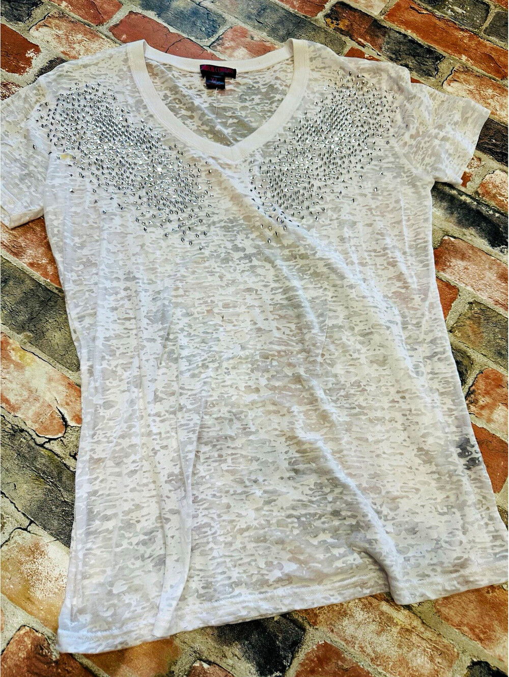 NWOT Women’s V-Neck Studded Abstract White Gray Tee Short Sleeve XL